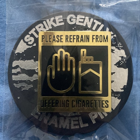 Assortment of enamel pins. (5) in total. - Picture 4 of 6